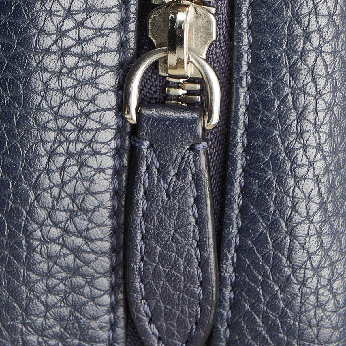 Louis Vuitton Taurillon Danube LV Circle  PM (SHG-n3Hrmy)