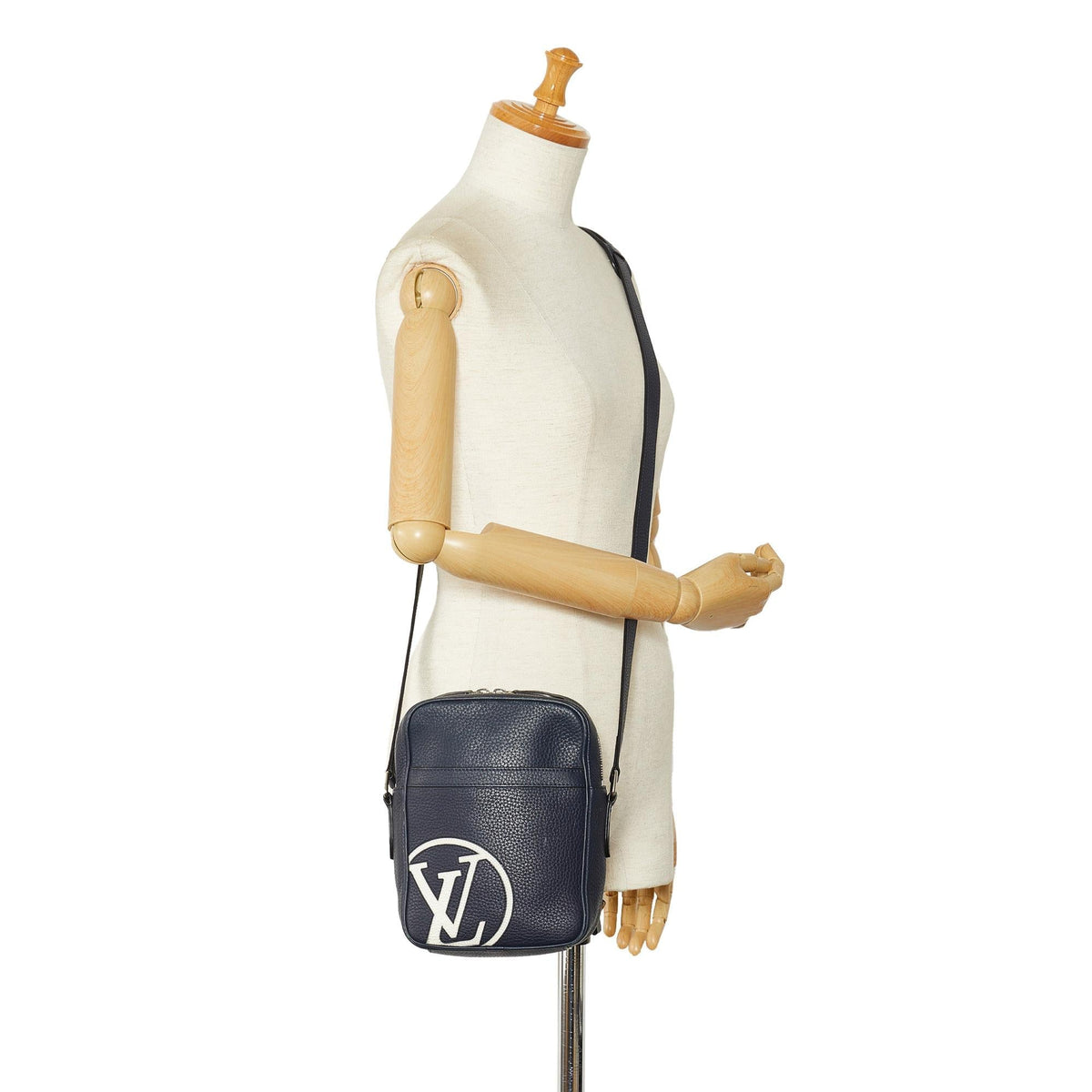 Louis Vuitton Taurillon Danube LV Circle  PM (SHG-n3Hrmy)