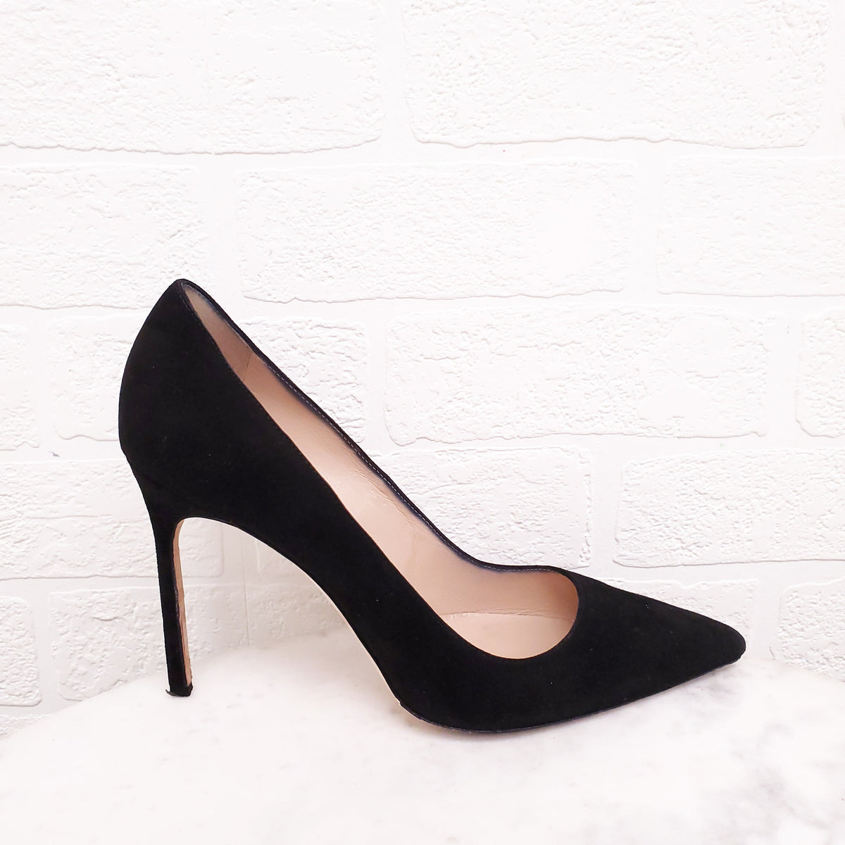 MANOLO BLAHNIK BLACK SUEDE HEELS - SIZE 39.5