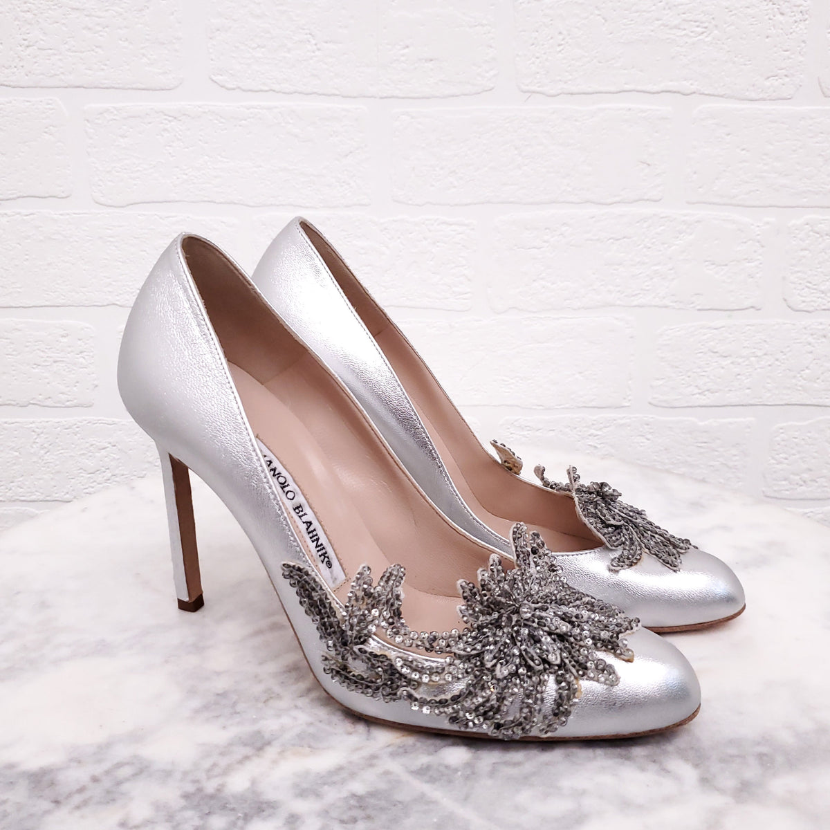 MANOLO BLAHNIK SILVER HEELS WITH CRYSTAL DETAIL - SIZE 37