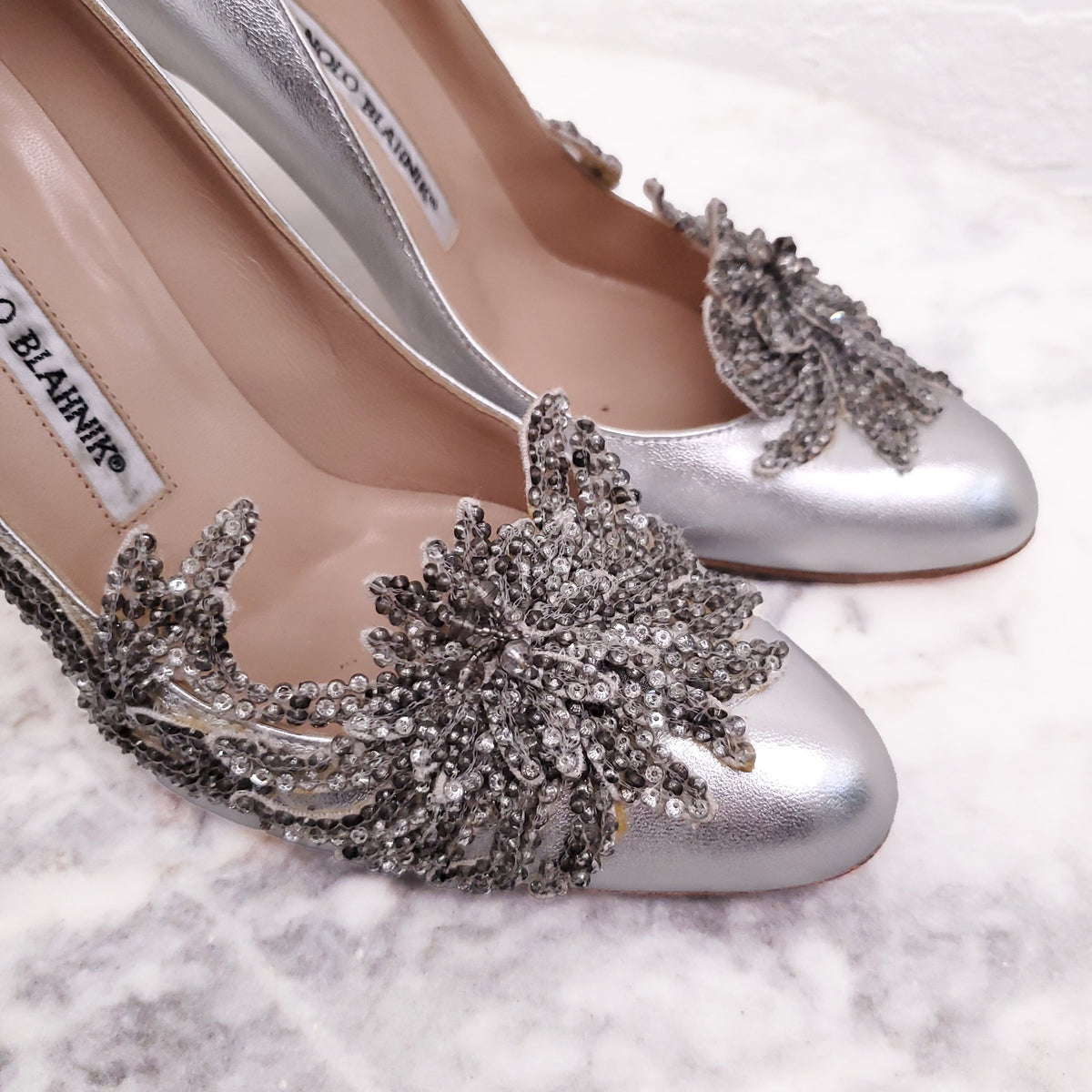 MANOLO BLAHNIK SILVER HEELS WITH CRYSTAL DETAIL - SIZE 37
