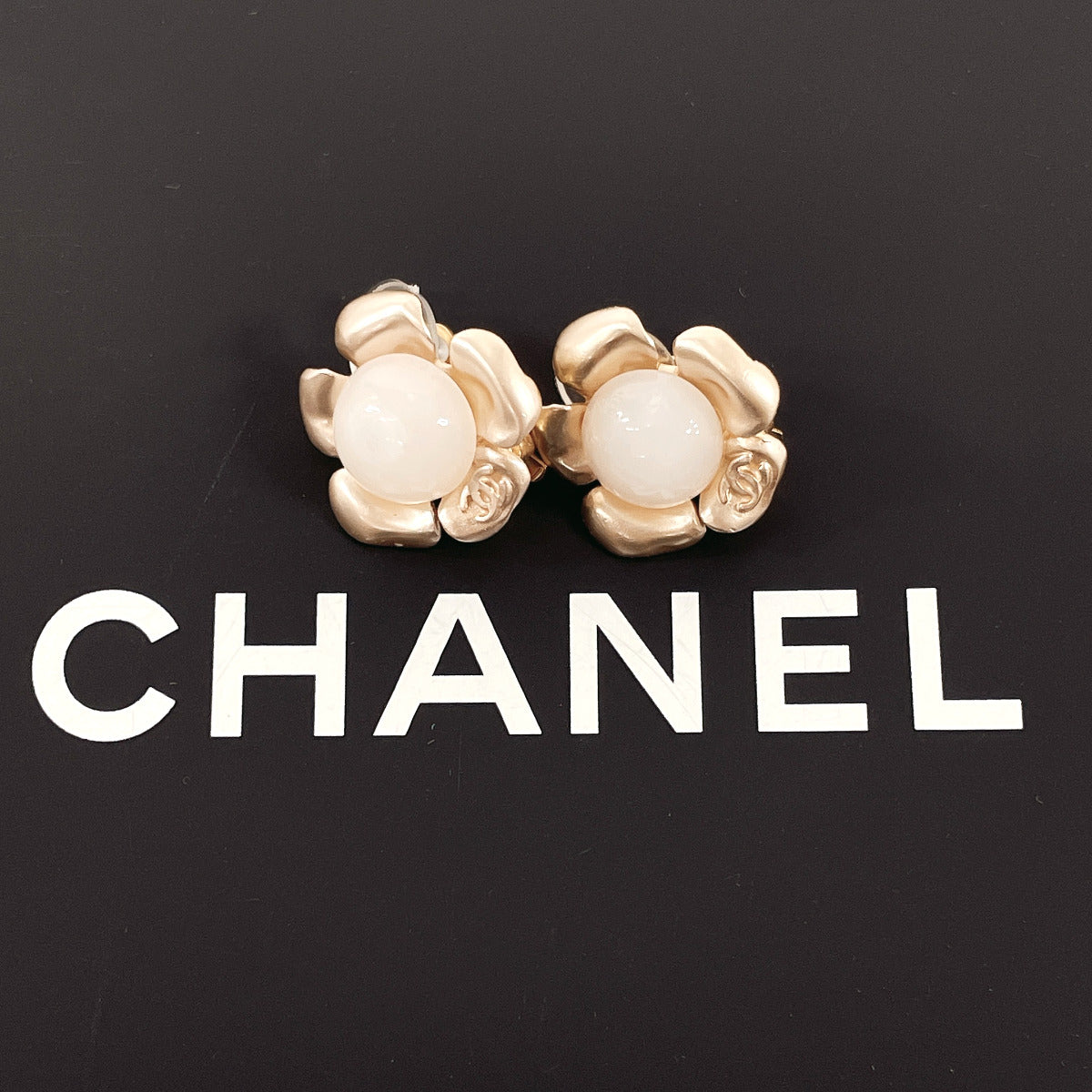 CHANEL Earring Metal, Pearl gold flour