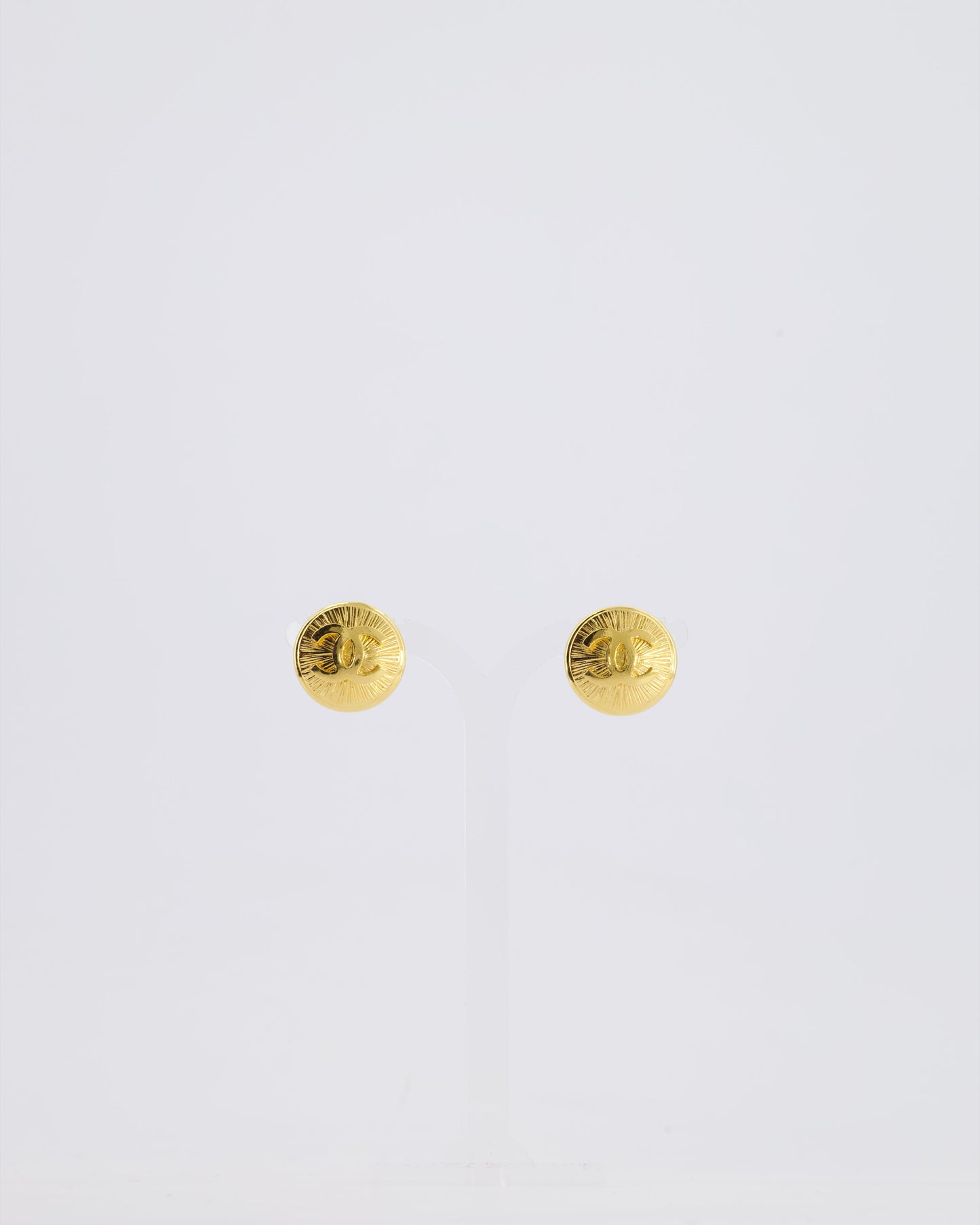 *HOT* Chanel Vintage Gold Medallion Starburst Clip On Earrings with CC Logo Detail