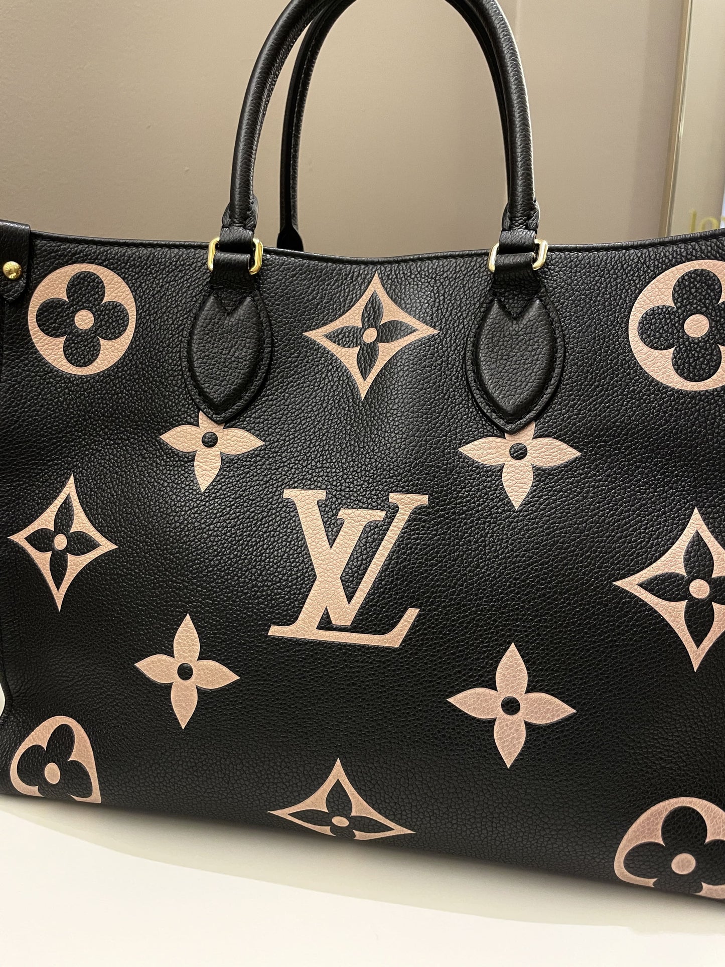 Louis Vuitton Onthego Tote MM Black / Crème