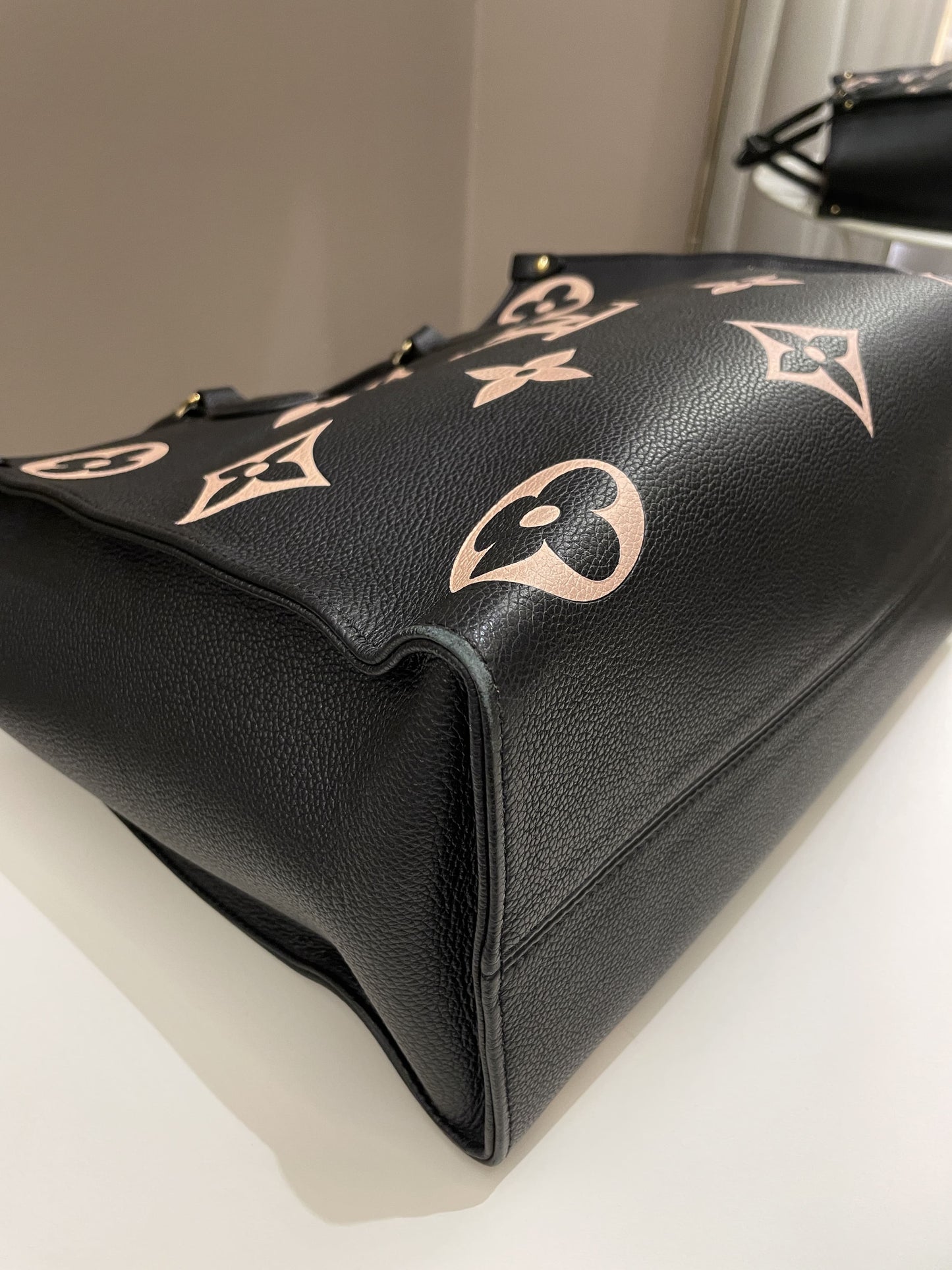 Louis Vuitton Onthego Tote MM Black / Crème