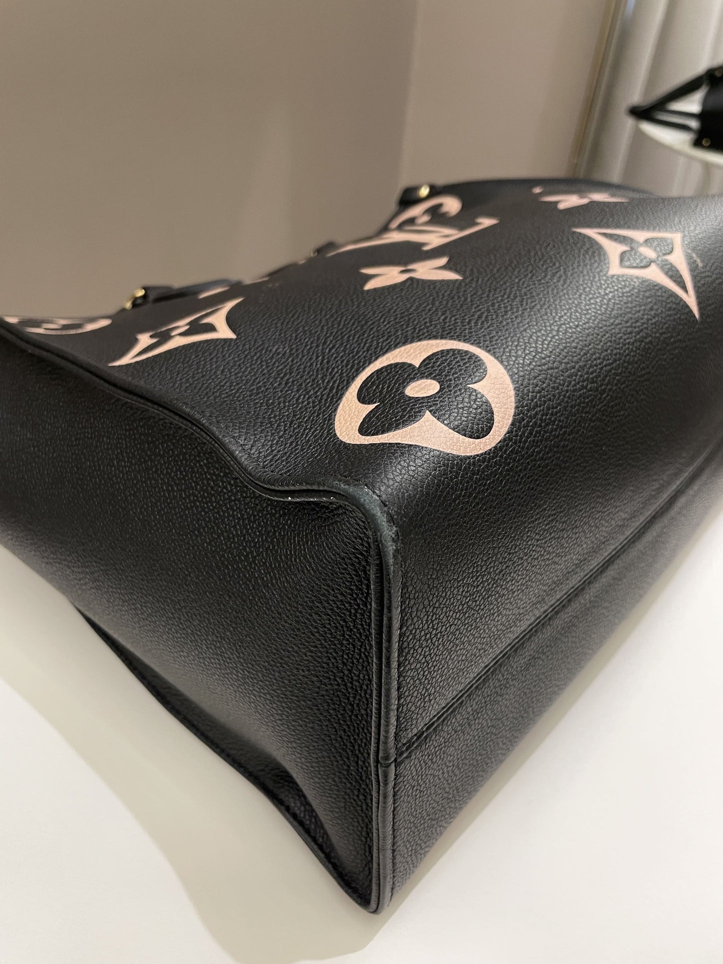 Louis Vuitton Onthego Tote MM Black / Crème