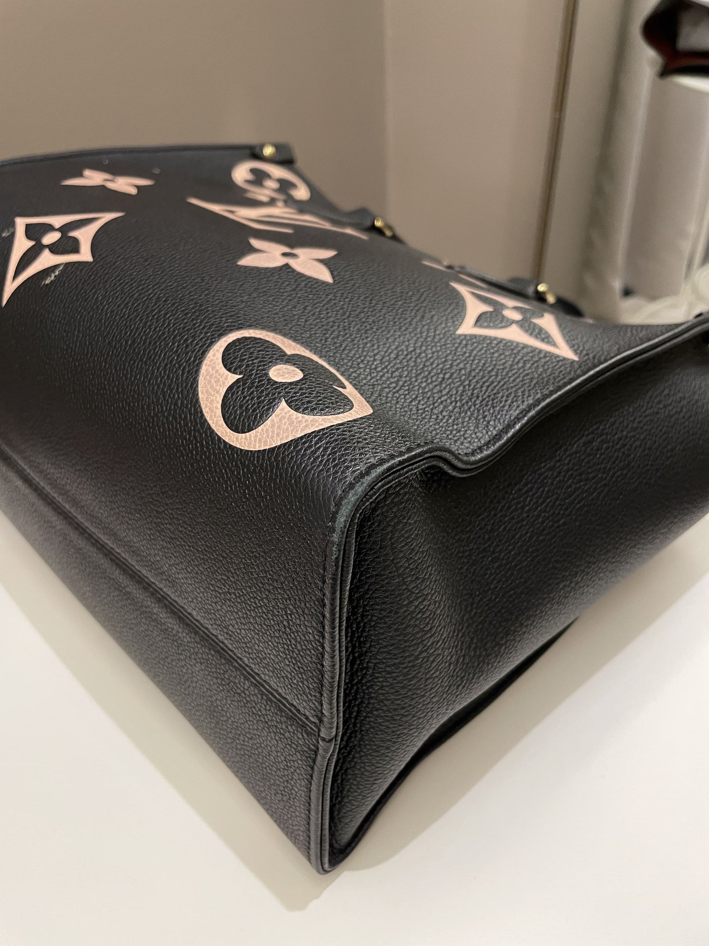 Louis Vuitton Onthego Tote MM Black / Crème
