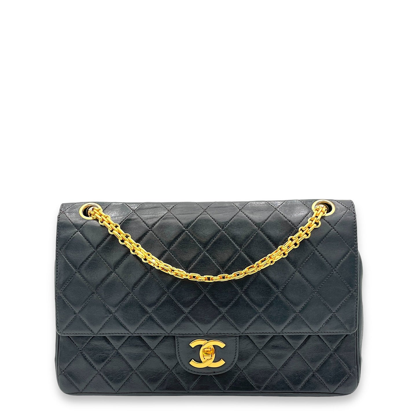 Vintage Classic Flap Black Shoulder Bag in Lambskin, Gold hardware