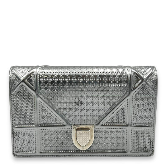 Diorama Wallet On Chain Silver in Calfskin, Silver hardware