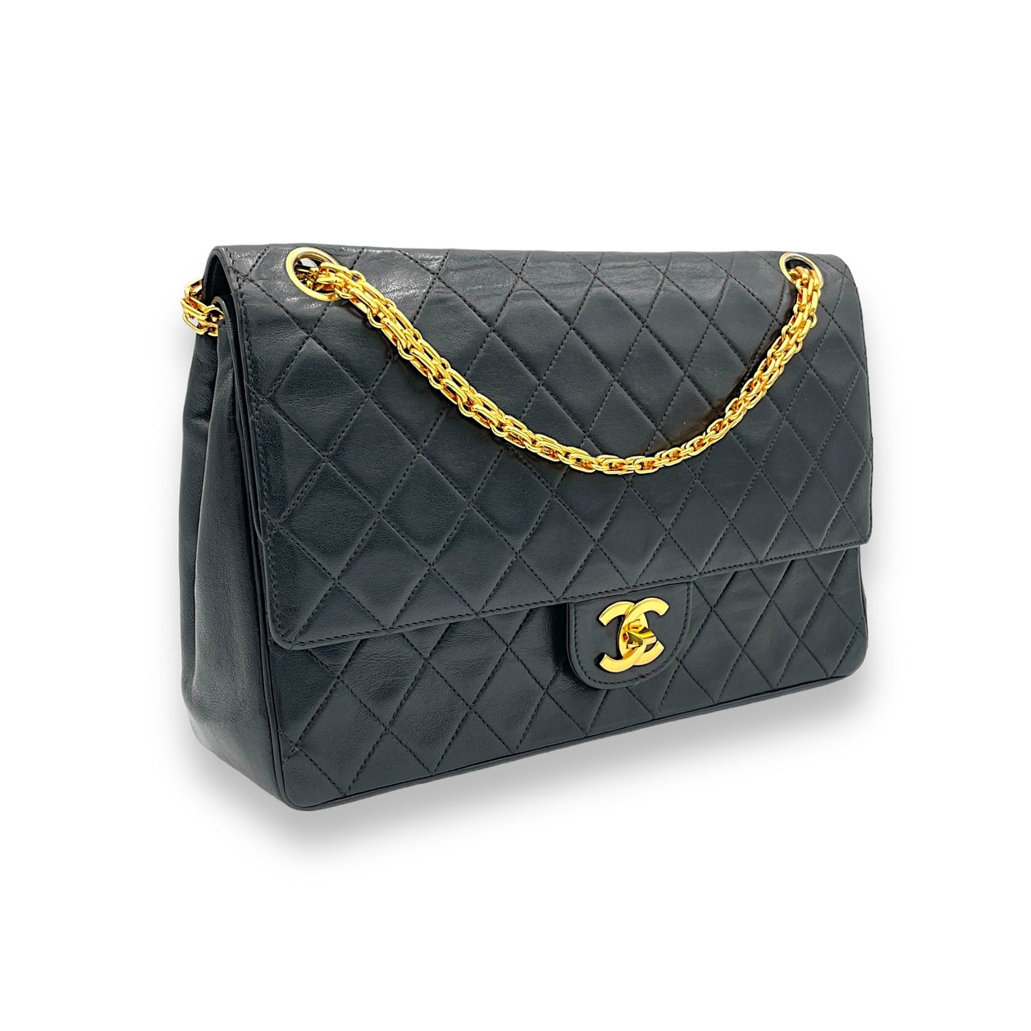 Vintage Classic Flap Black Shoulder Bag in Lambskin, Gold hardware
