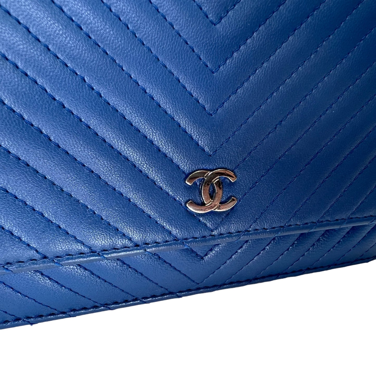 Classic Chevron Blue Wallet on Chain in Lambskin, Silver hardware