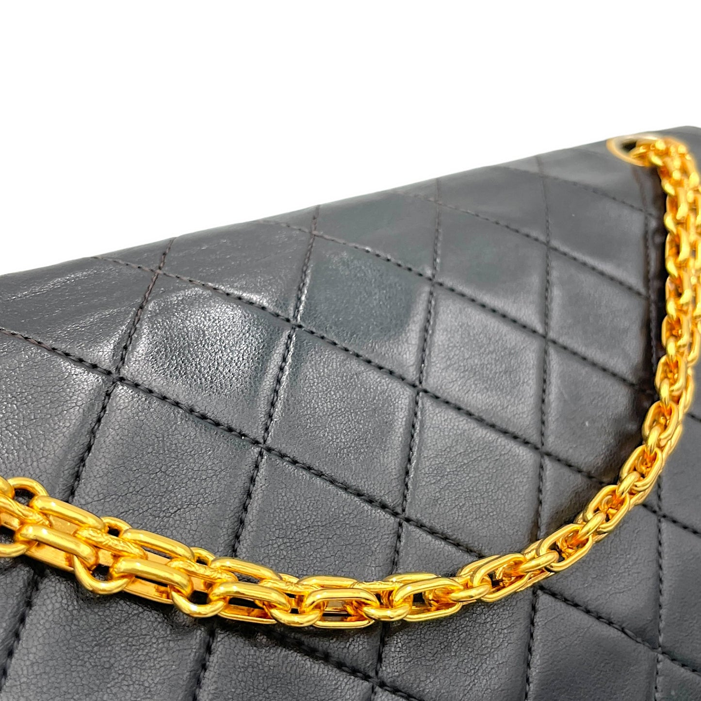 Vintage Classic Flap Black Shoulder Bag in Lambskin, Gold hardware