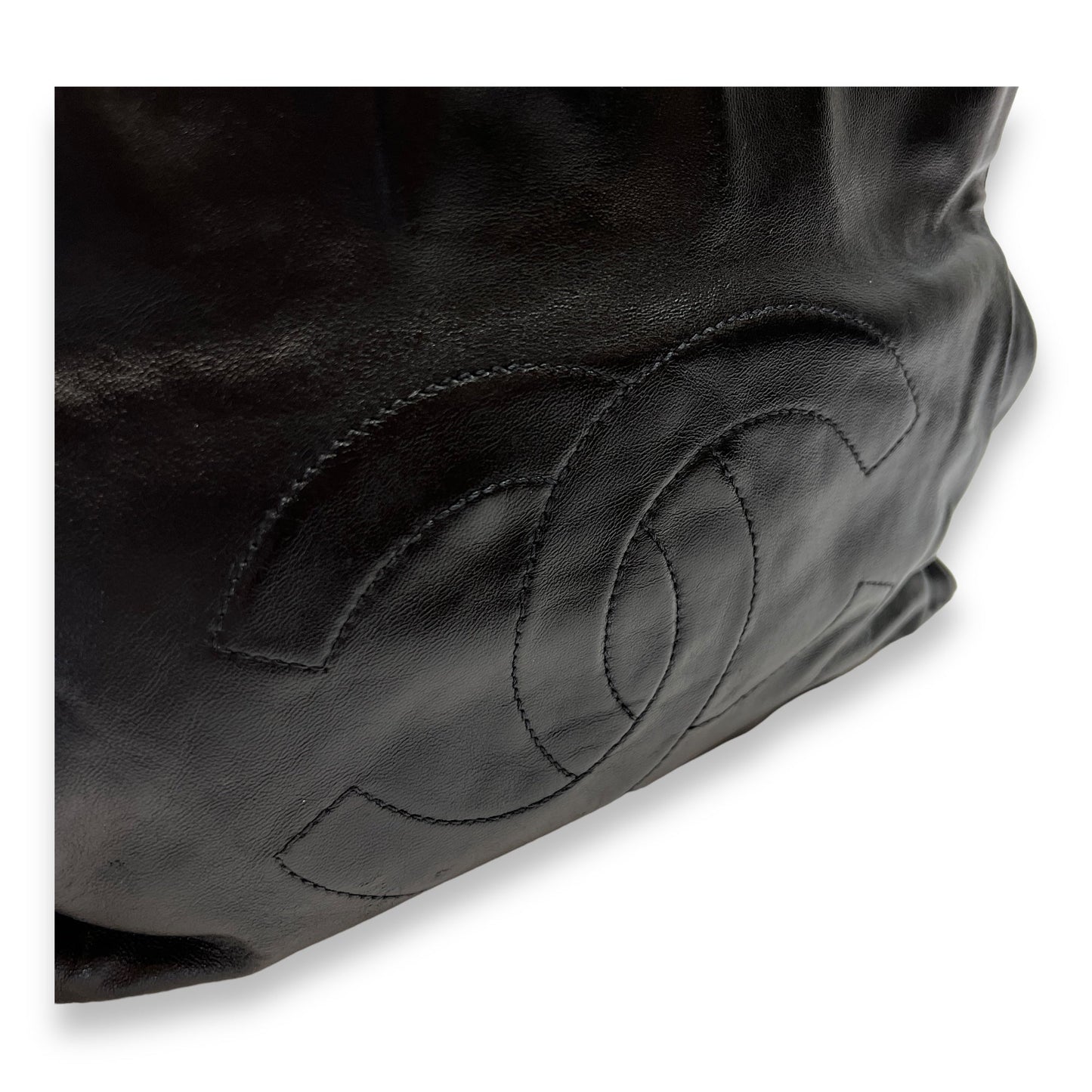 CC  Black Shoulder Bag in Calfskin, Gold hardware