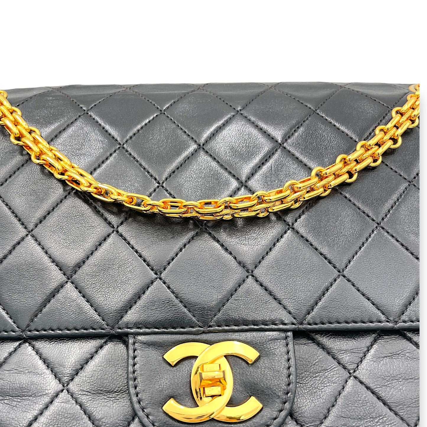 Vintage Classic Flap Black Shoulder Bag in Lambskin, Gold hardware