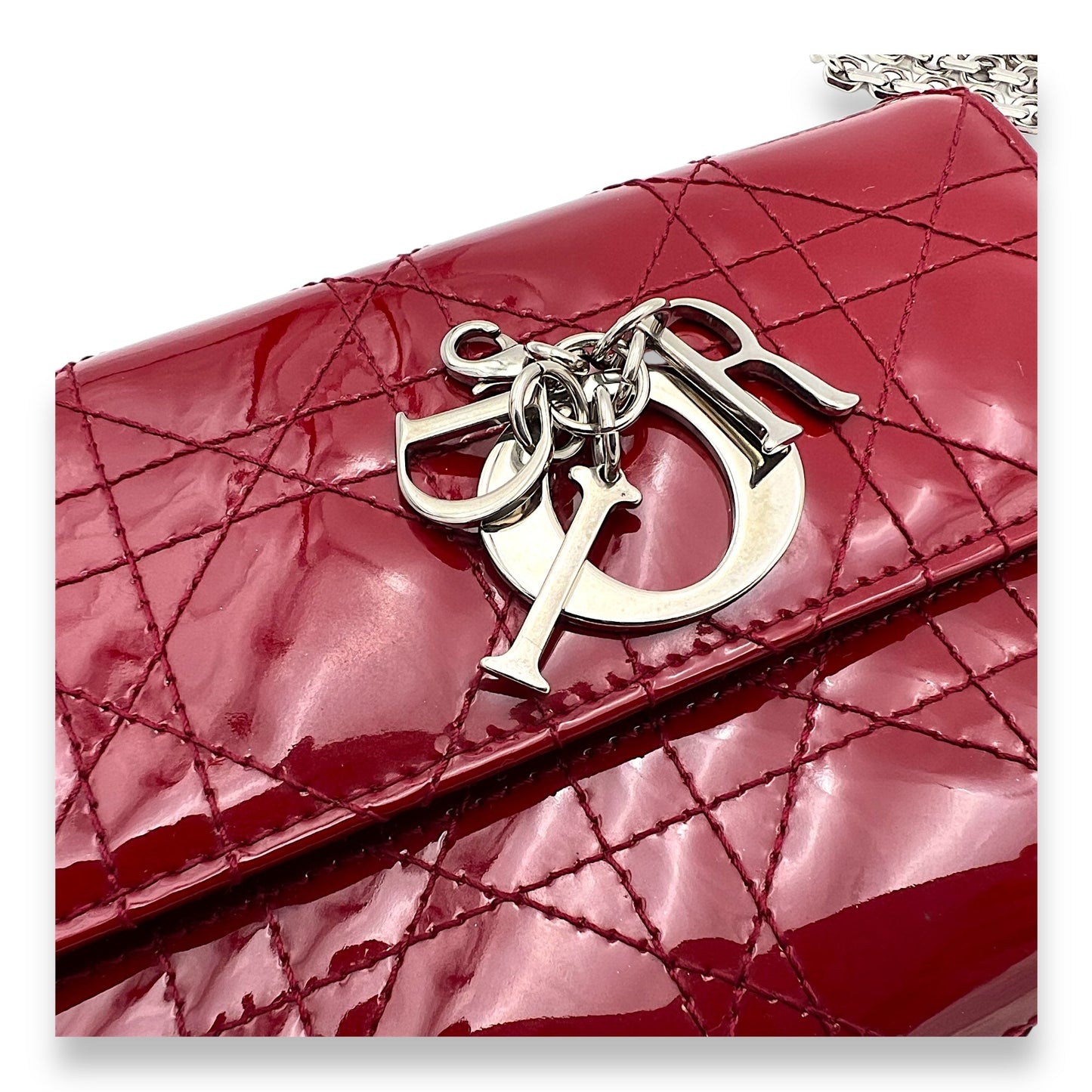 Cannage Red Wallet On Chain in Patent Leather, Silver hardware