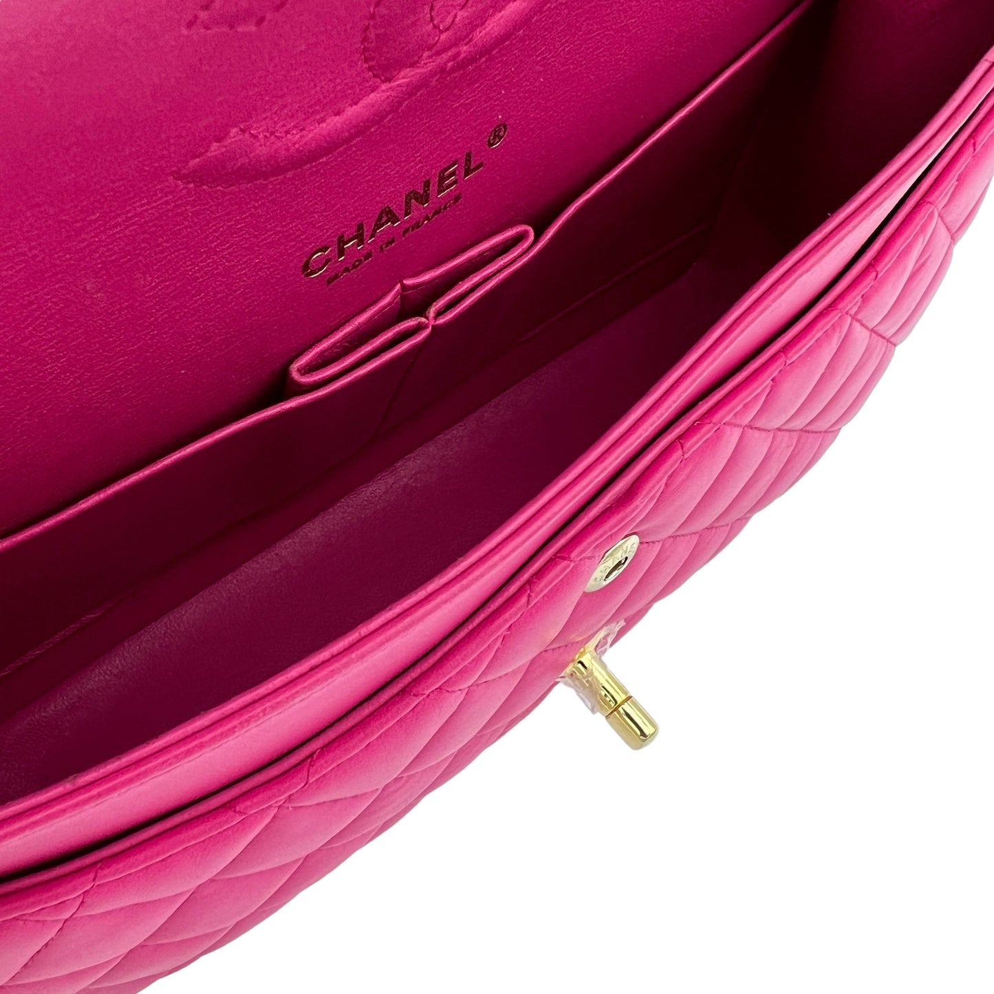Classic Medium Fuschia Hot Pink Shoulder Bag in Lambskin, Gold hardware
