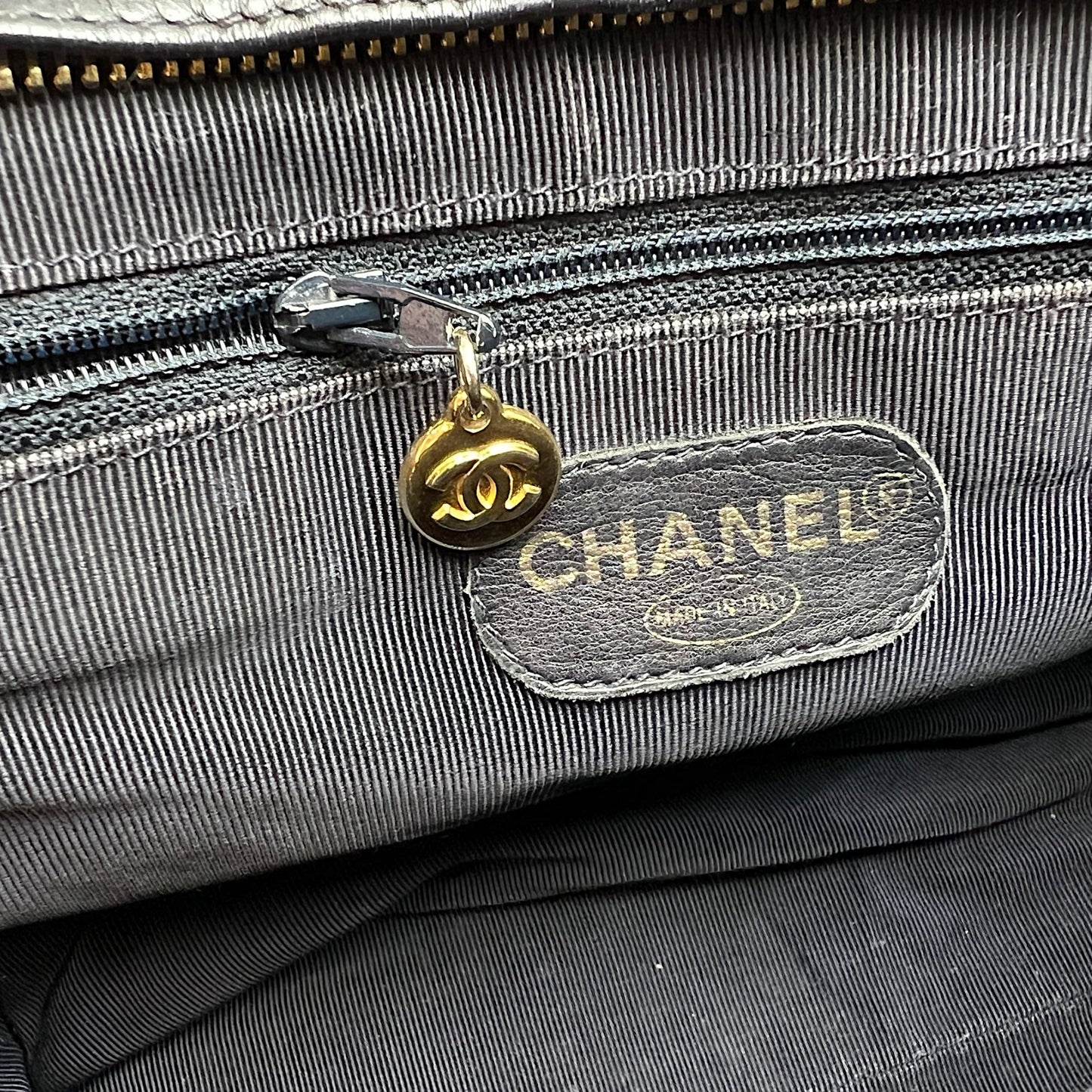 CC  Black Shoulder Bag in Calfskin, Gold hardware