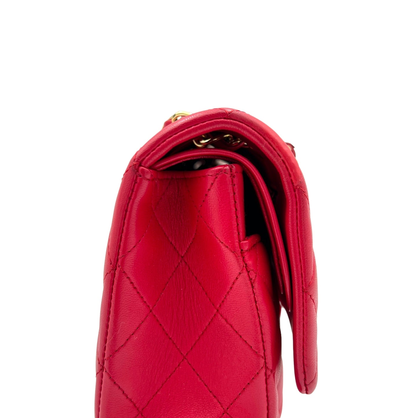 Classic Medium Red Shoulder Bag in Lambskin, Gold hardware