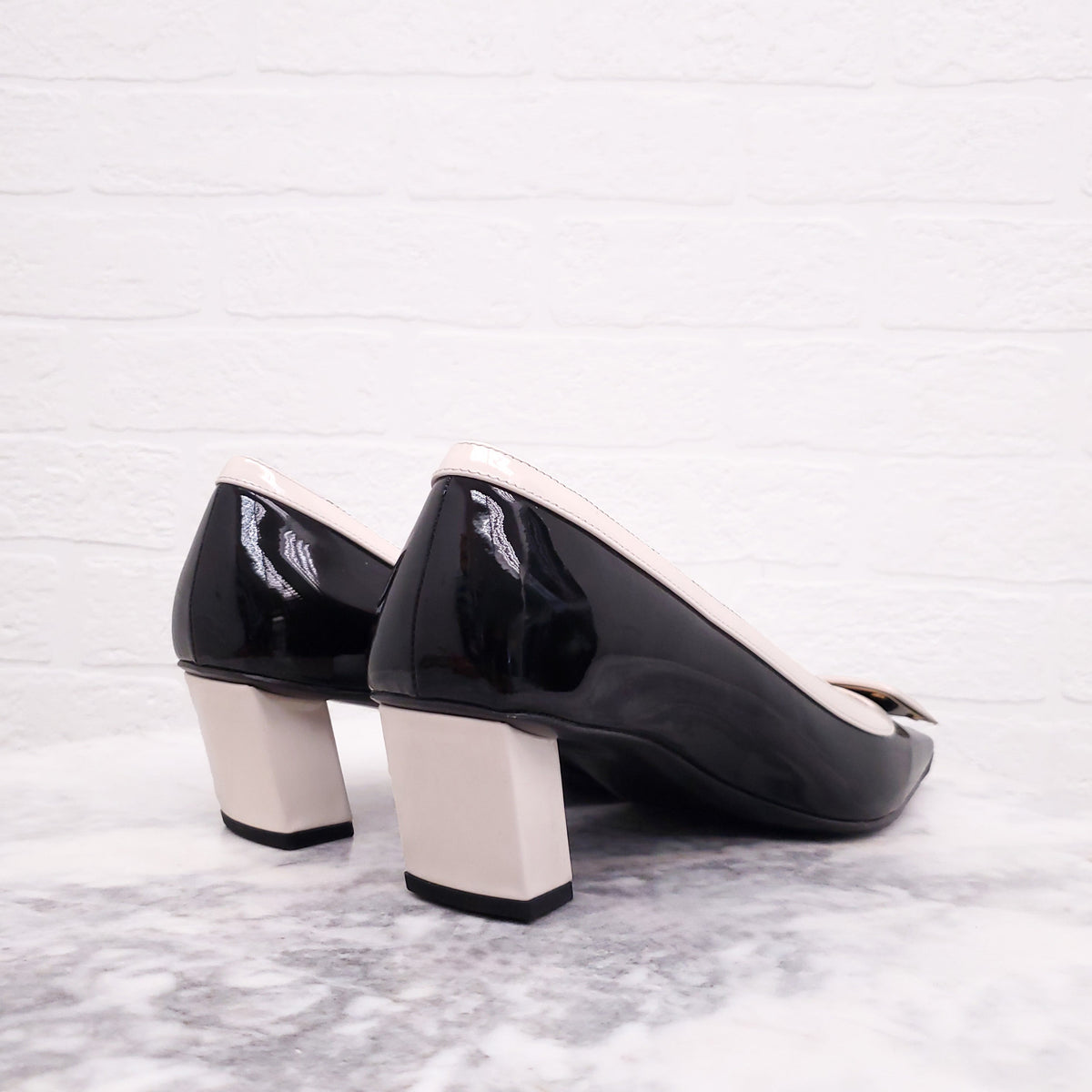 ROGER VIVER BLACK AND WHITE KITTEN HEELS - SIZE 39