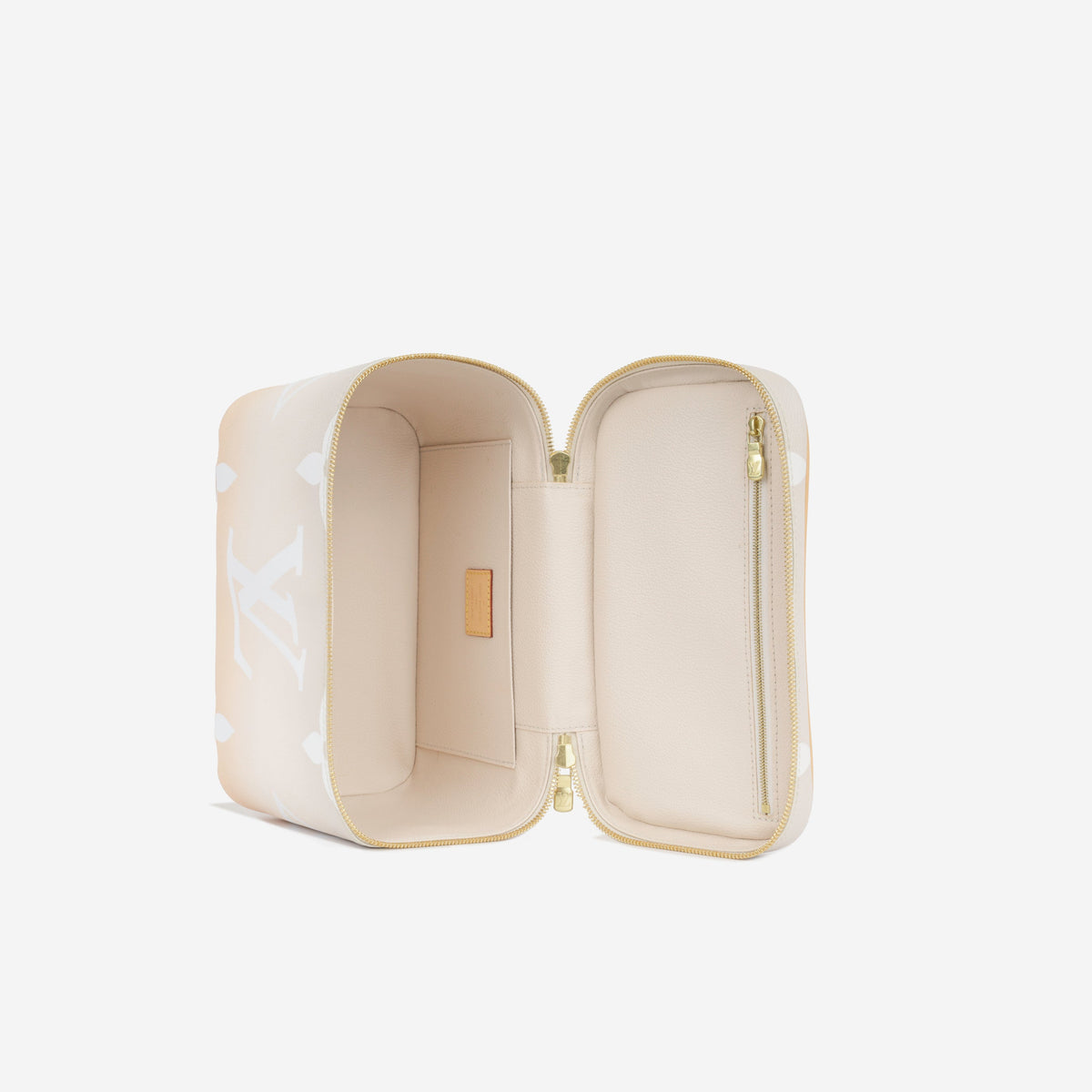 Nice BB Vanity - By The Pool