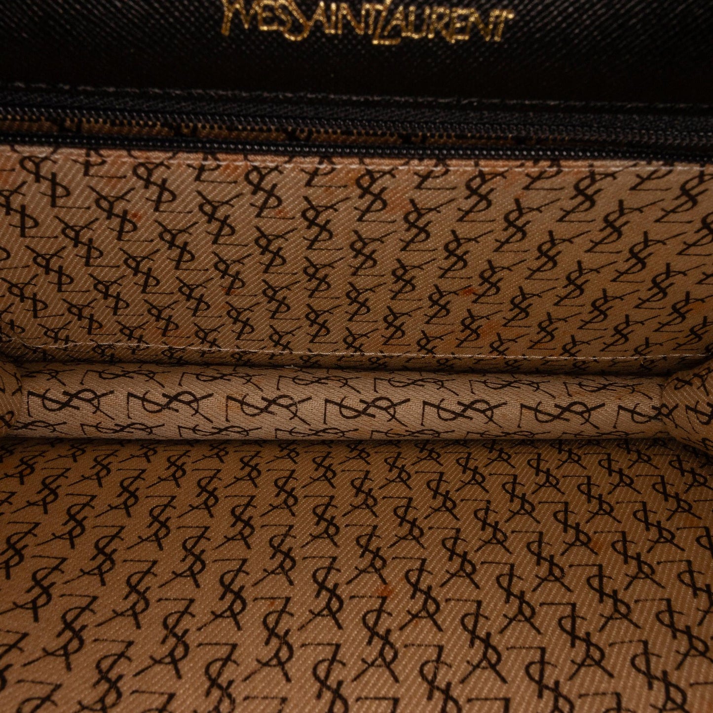 Saint Laurent Calf Leather Clutch (SHG-Gkqldx