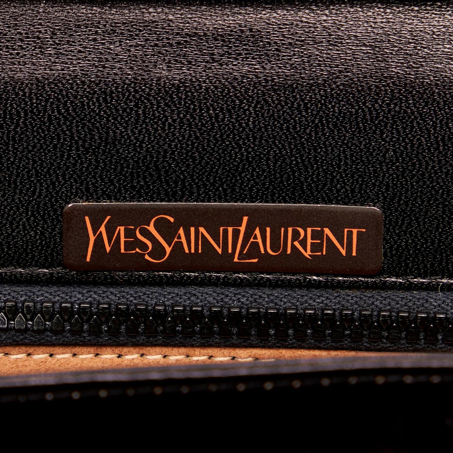Saint Laurent Leather Shoulder Bag (SHG-27793
