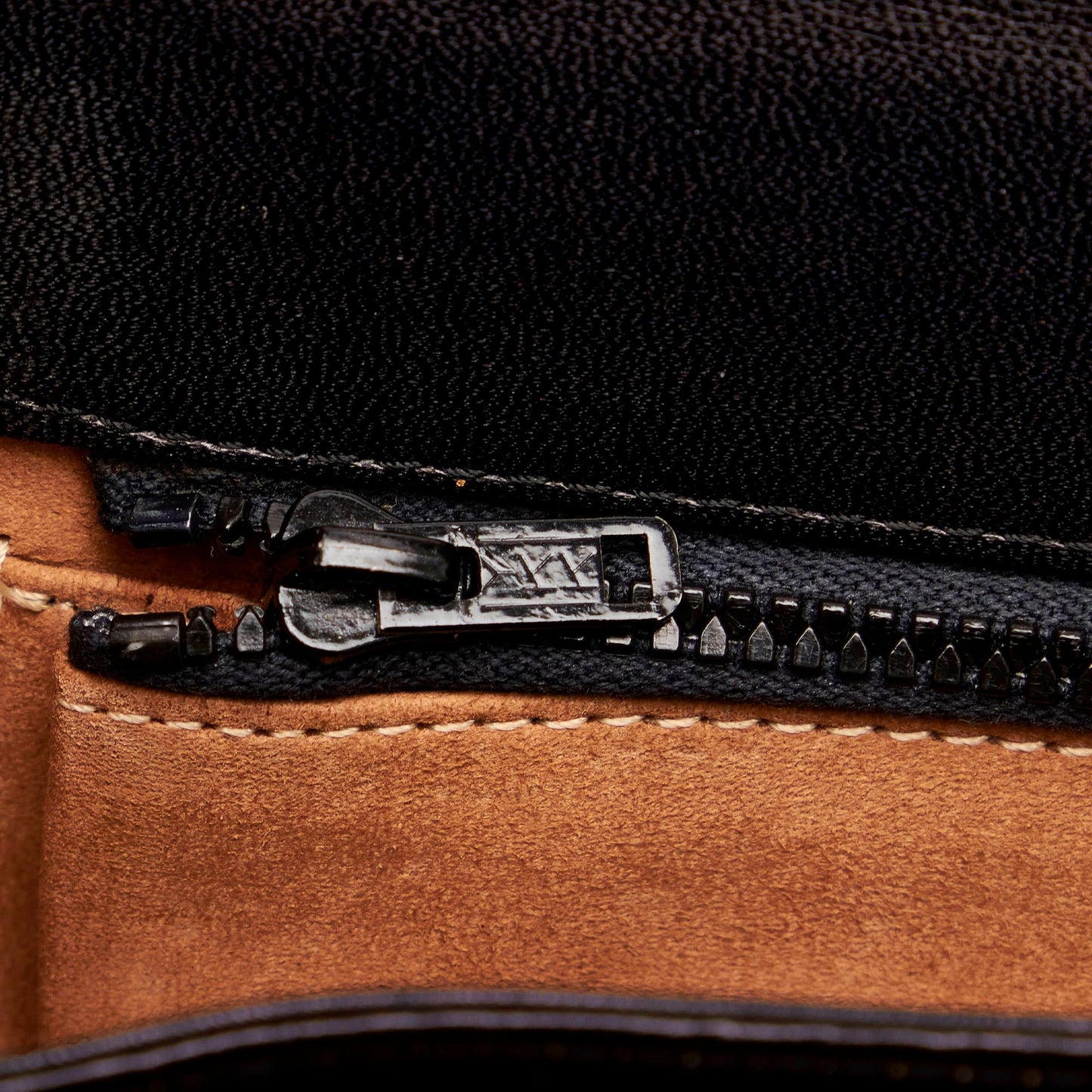 Saint Laurent Leather Shoulder Bag (SHG-27793