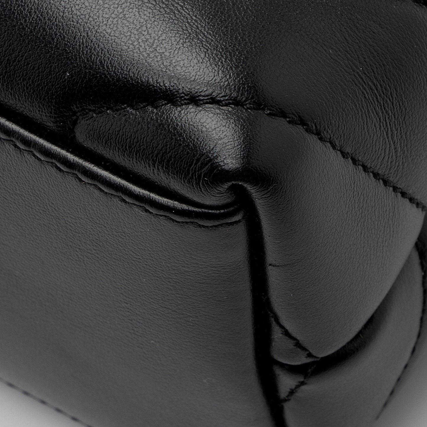 Saint Laurent Matelasse Calfskin Monogram LouLou Chain Small Crossbody 8o8aXB