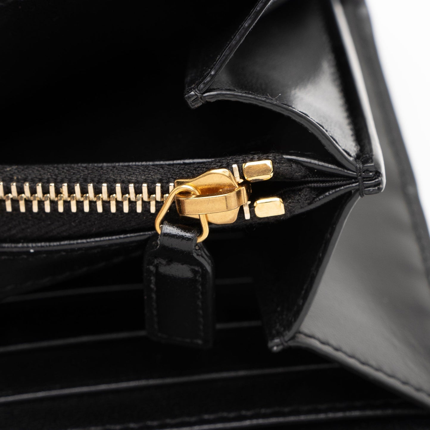 Saint Laurent Smooth Calfskin Monogram Cassandre Chain Wallet v1q6uC