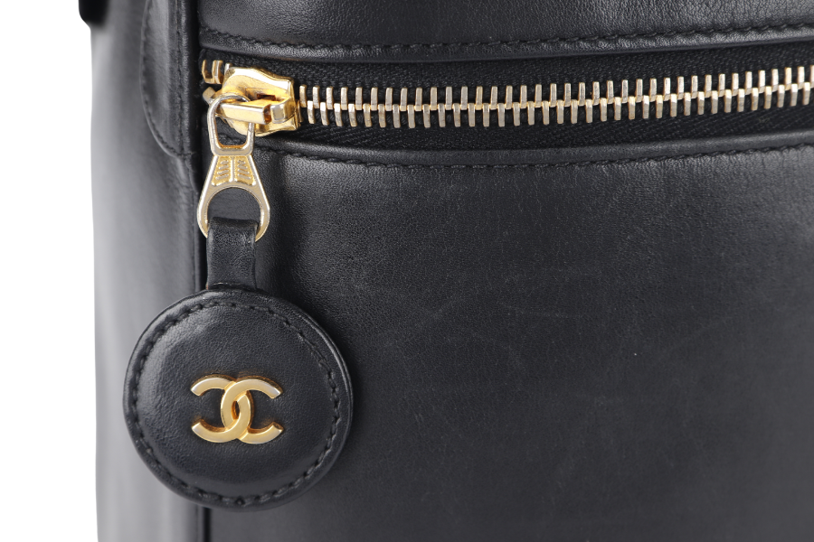 CHANEL VINTAGE VANITY CASE (411xxxx) BLACK LAMBSKIN LEATHER GOLD HARDWARE WITH THIRD PARTY CHAIN, COMPARTMENT AND