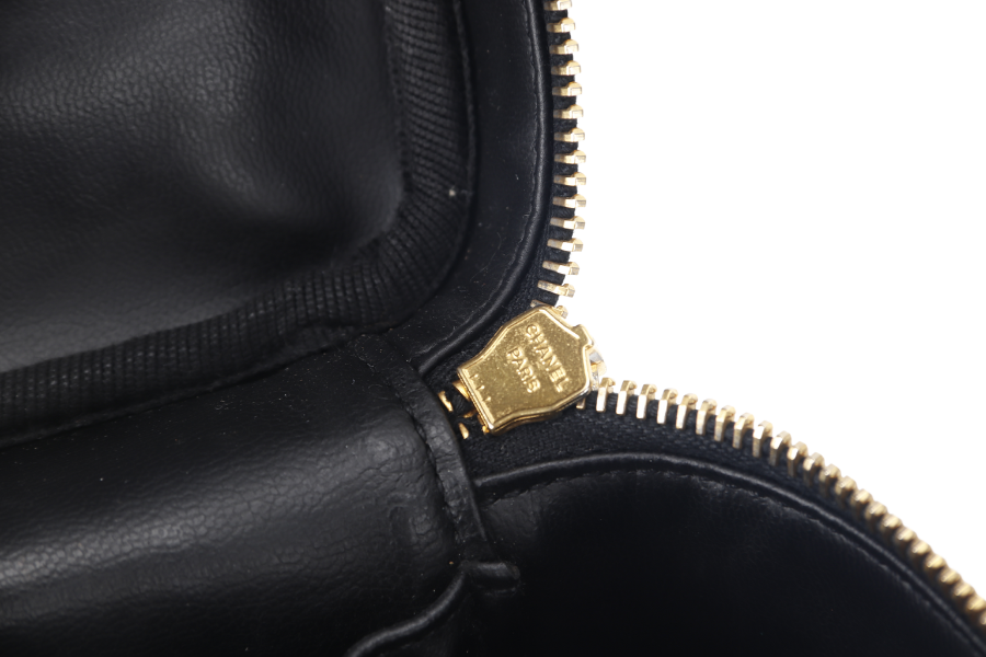 CHANEL VINTAGE VANITY CASE (411xxxx) BLACK LAMBSKIN LEATHER GOLD HARDWARE WITH THIRD PARTY CHAIN, COMPARTMENT AND