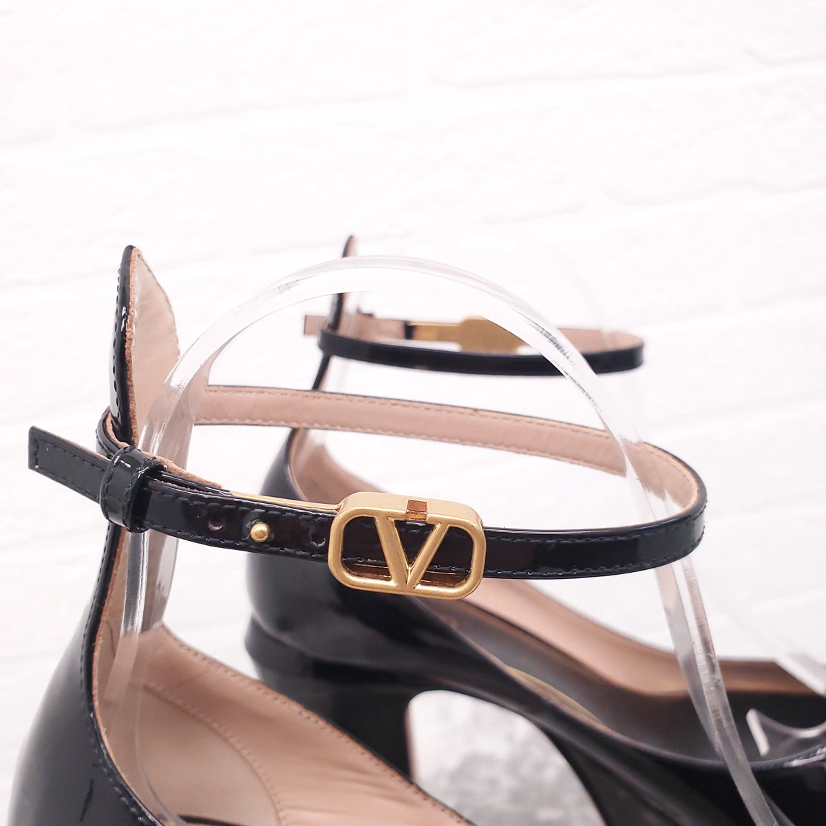 VALENTINO GARAVANI BLACK PATENT TAN-GO PLATFORM PUMPS - SIZE 37.5