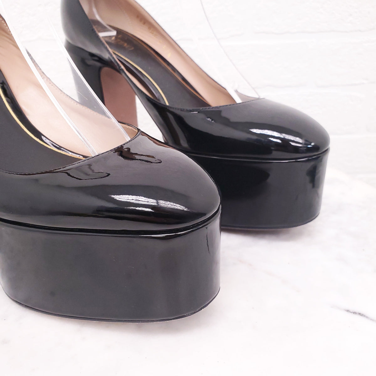 VALENTINO GARAVANI BLACK PATENT TAN-GO PLATFORM PUMPS - SIZE 37.5