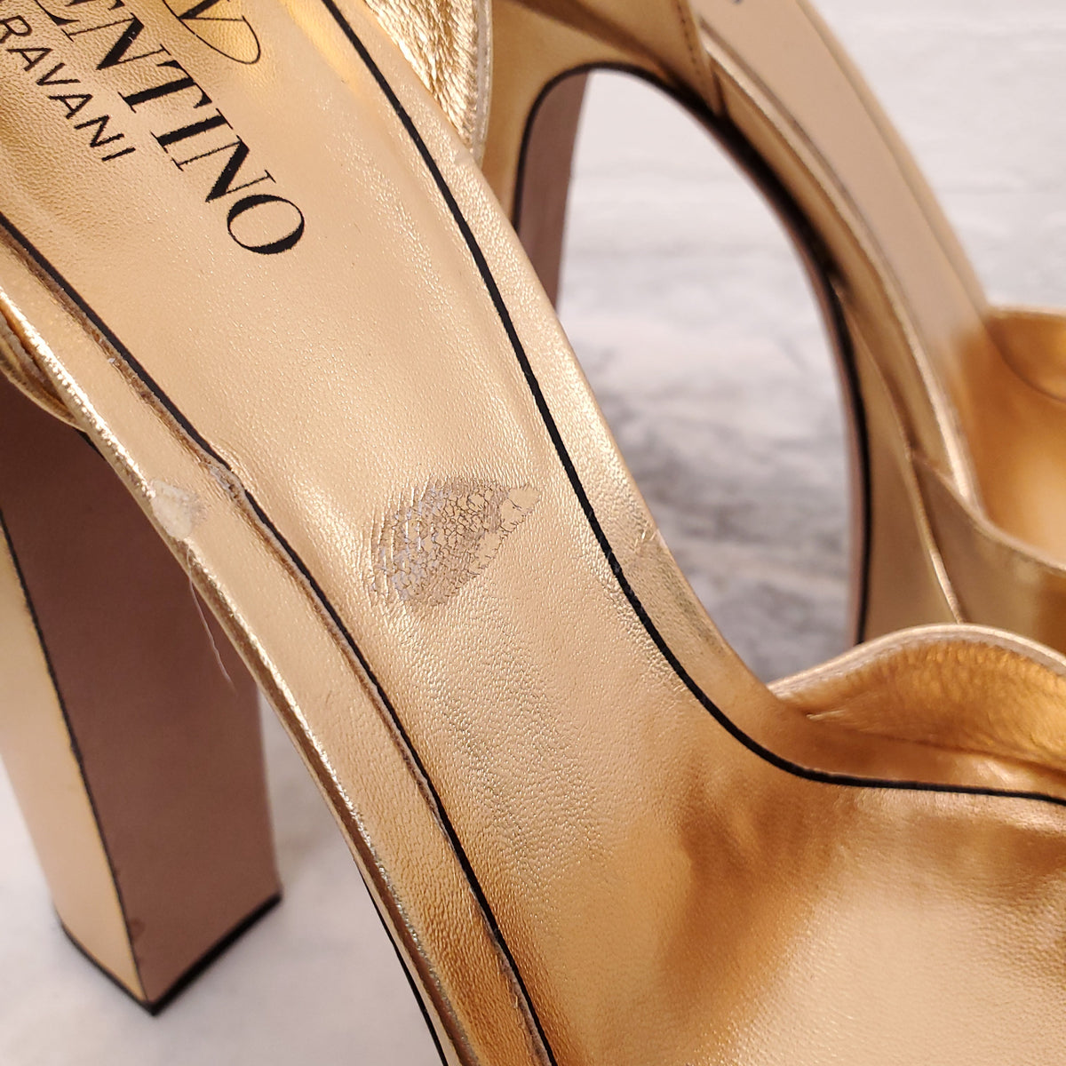 VALENTINO GOLD PLATFORM HEELS WITH LOGO BUCKLE - SIZE 42