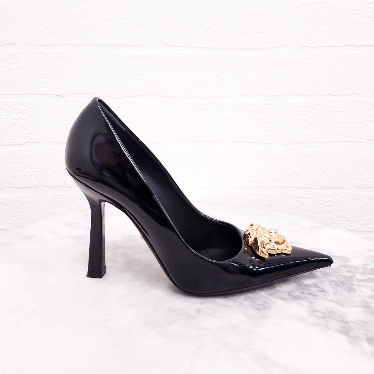 VERSACE BLACK PATENT LEATHER MEDUSA HEELS - SIZE 37