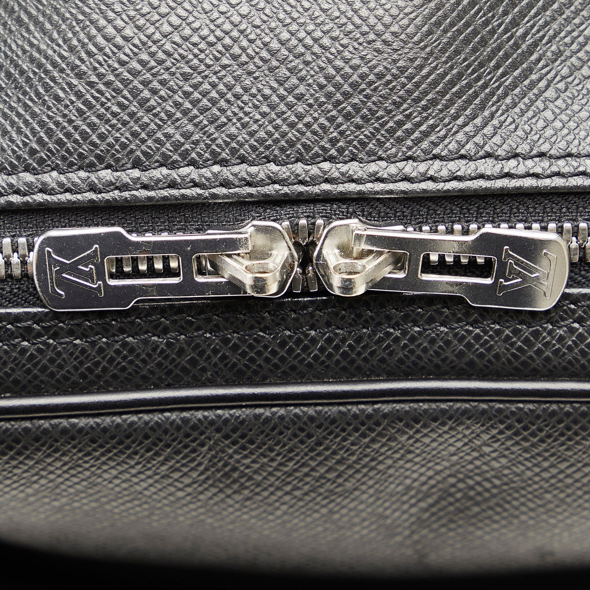 Louis Vuitton Reporter PM Black Taïga