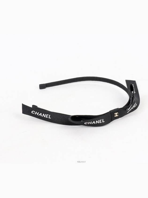 female guitar Chanel
