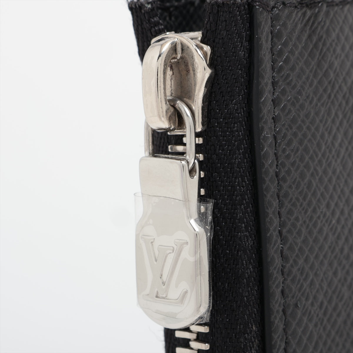 Louis Vuitton Taiga Zippy Dragon M69409 Black Round Zipper Wallet