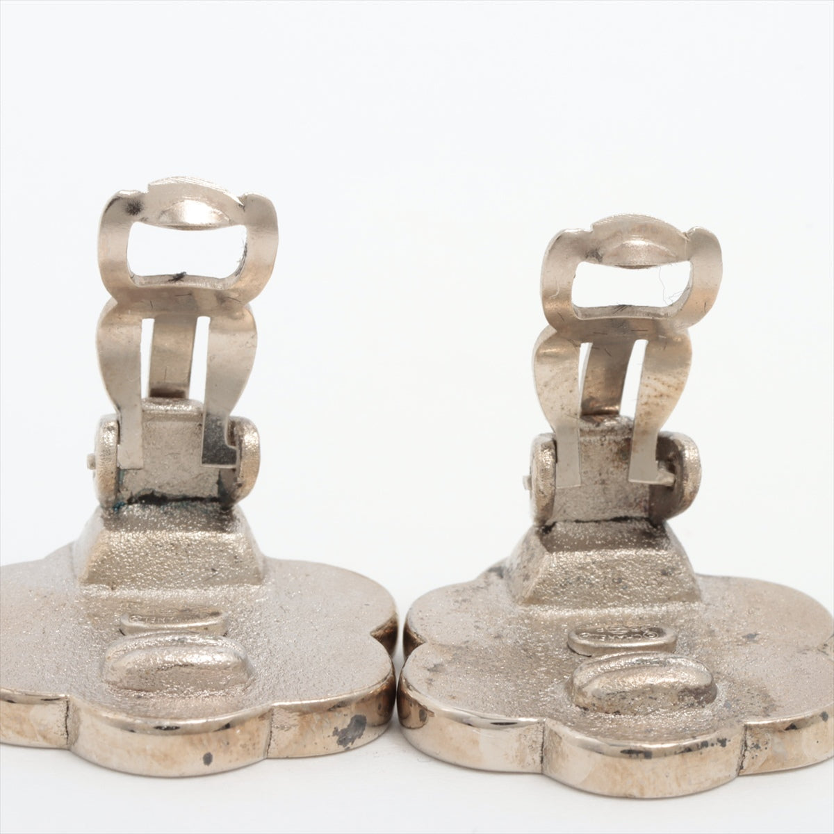 Chanel Camera 98P ear rings for both ears metal silver,