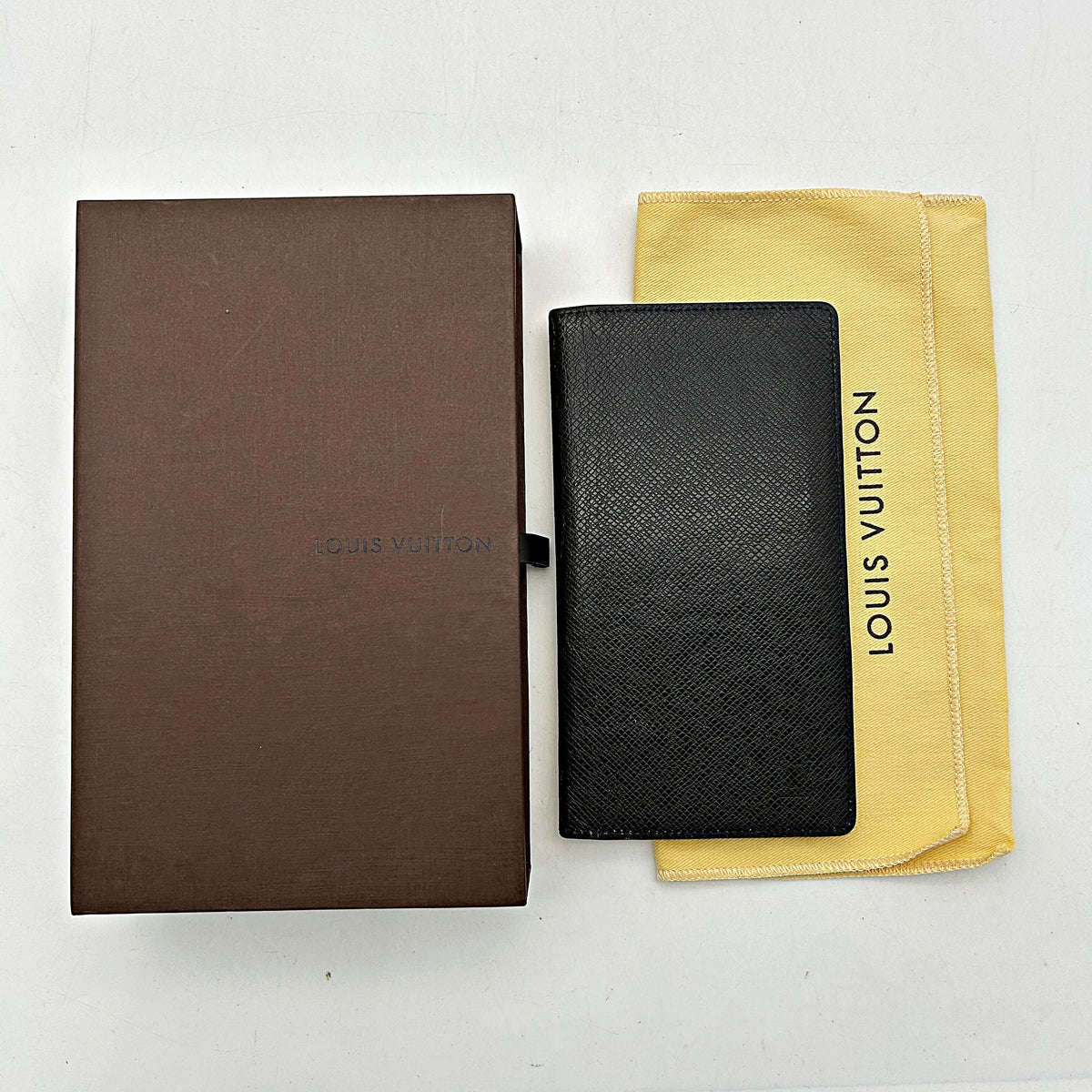 LOUIS VUITTON Taiga Pocket Agenda Cover Black lv8807ee