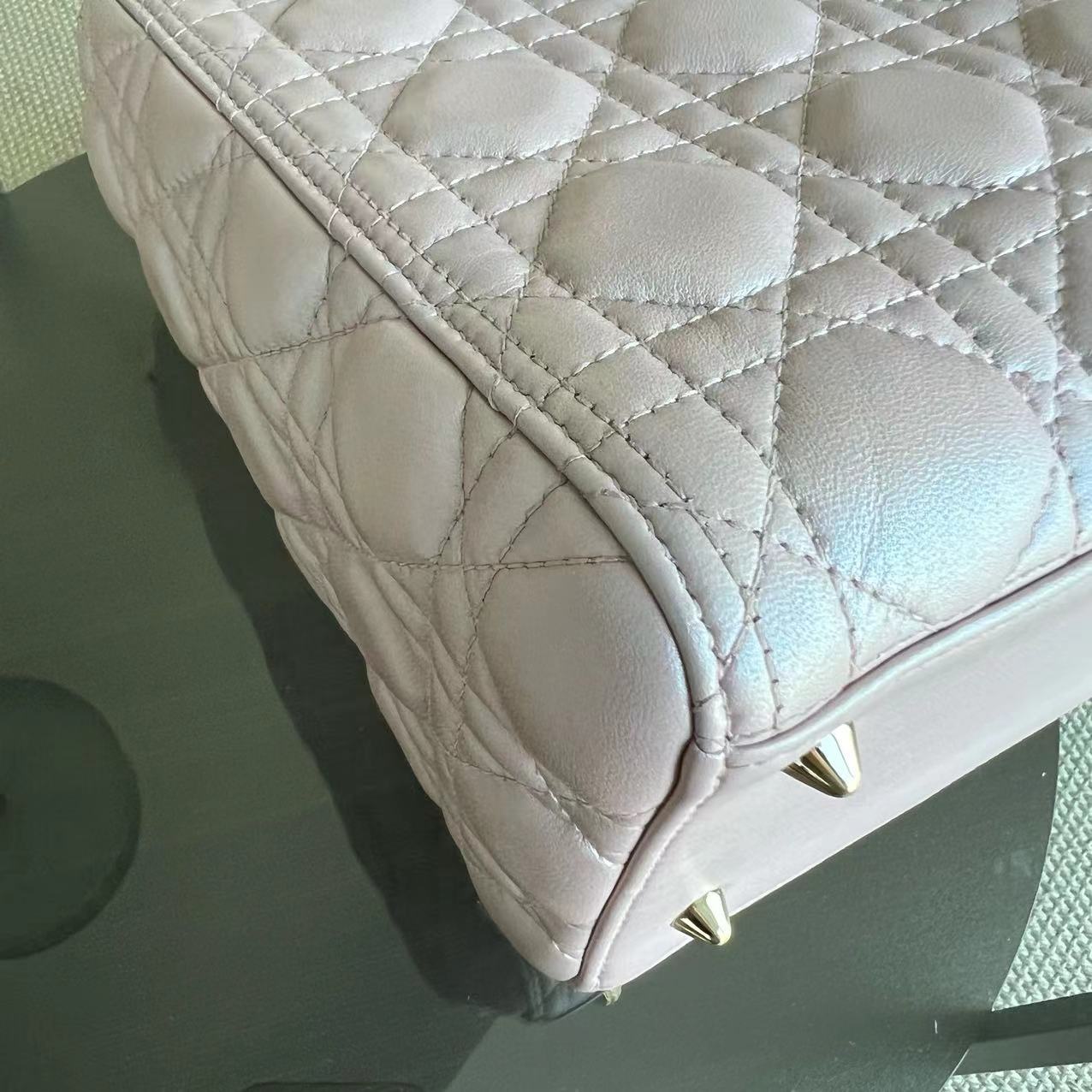 *Adjustable strap*  Lady Medium Cannage Lambskin Iridescent Sakura Pink GHW