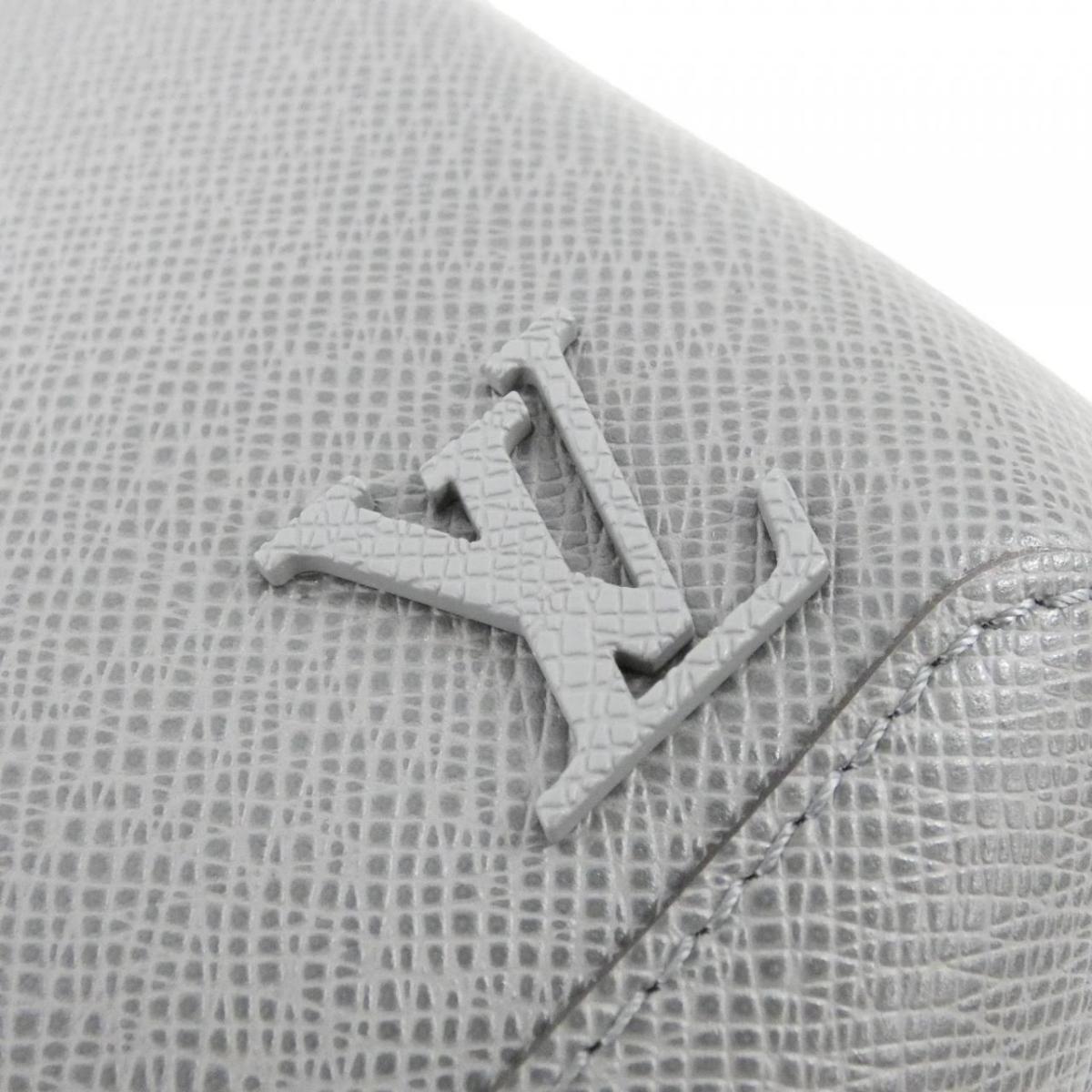 Louis Vuitton Taiga Avenue M30801 Shoulder Bag