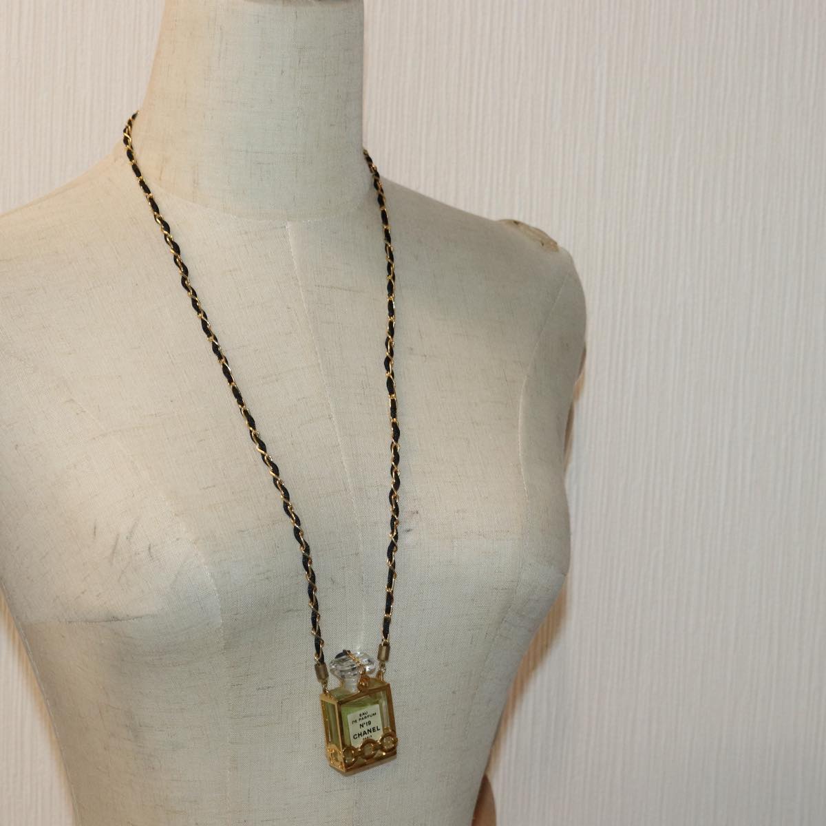 Top Quality Chanel Perfume NÔøΩ‚Äπ19 Necklace metal Gold Black CC Auth ar12469