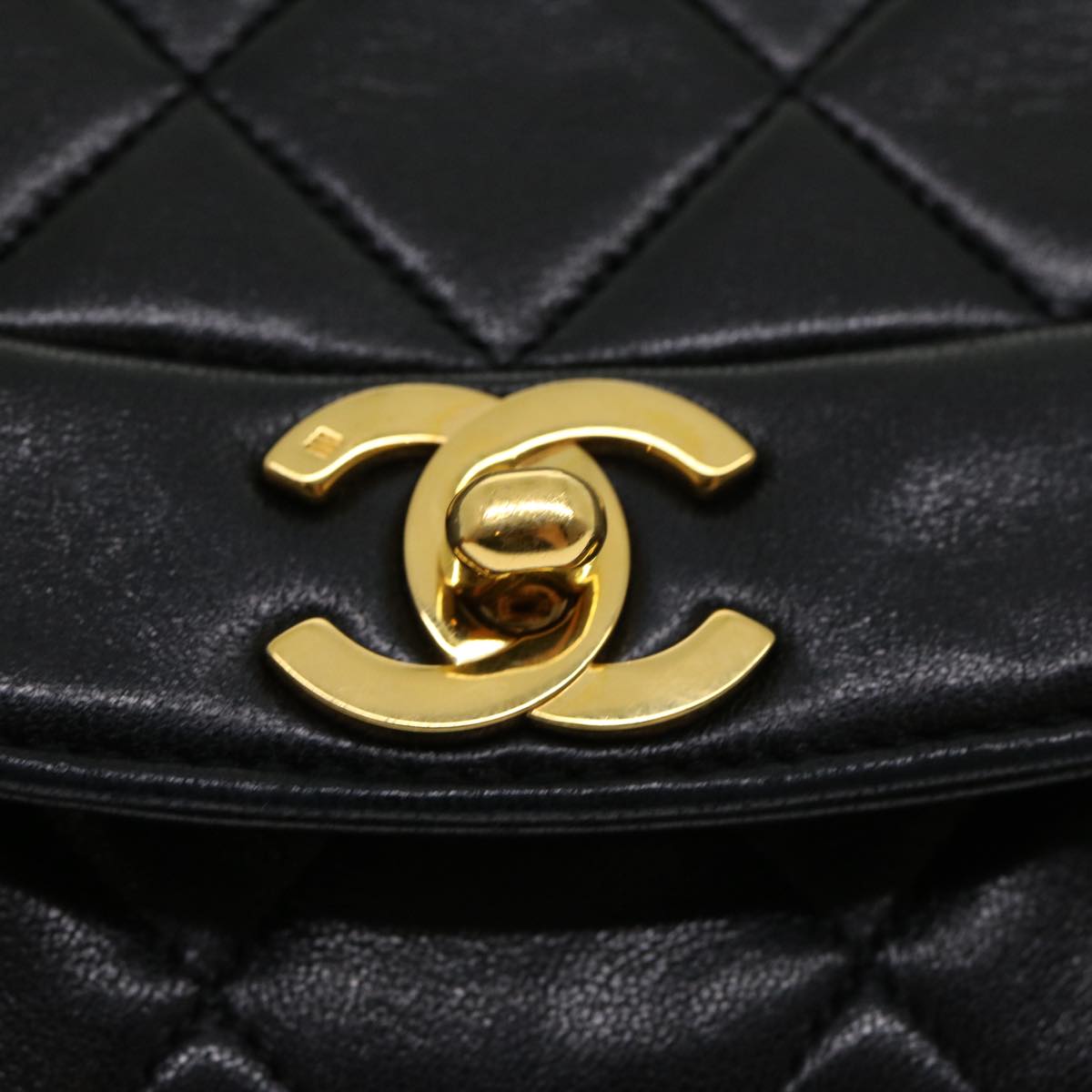Top Quality Chanel Matelasse Diana Turn Lock Chain Shoulder Bag Lamb Skin Black Auth ar7368A