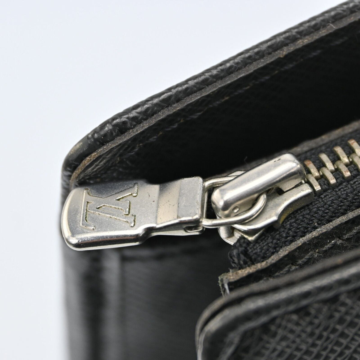 Louis Vuitton Taiga Porte De Cumain