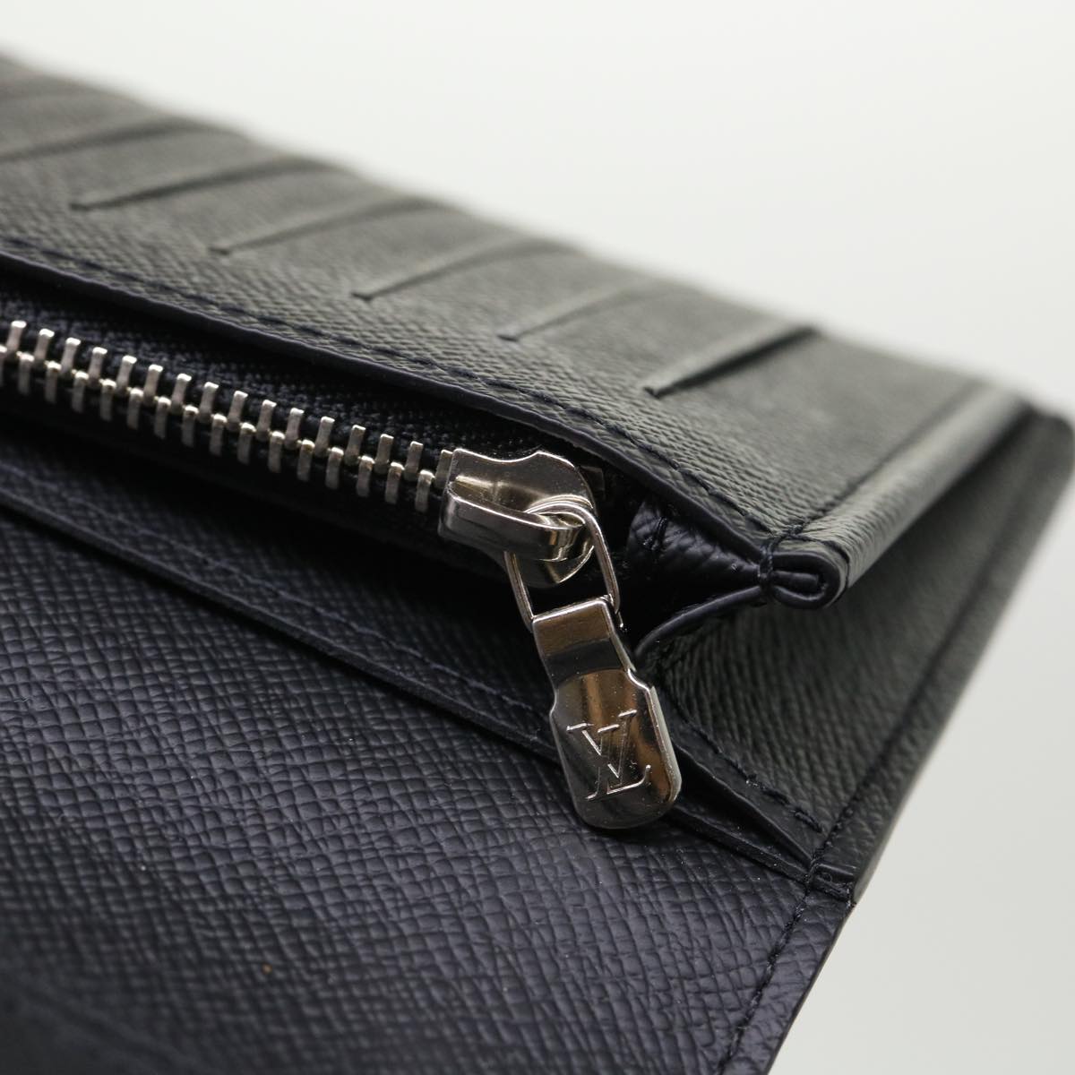 Louis Vuitton Taiga Leather Portefeuille