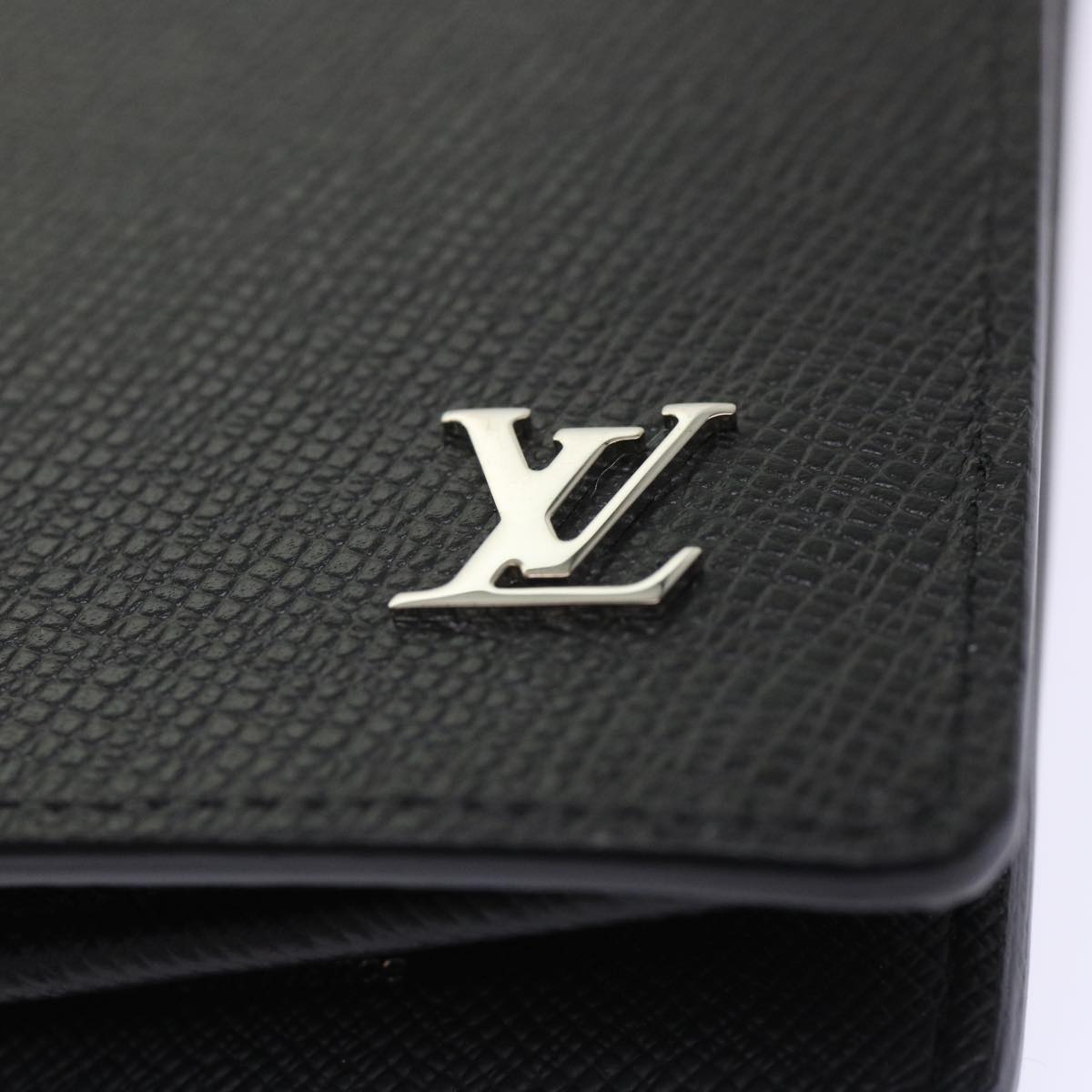 Louis Vuitton Taiga Leather Portefeuille