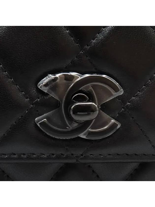 Un crossbody bag Chanel