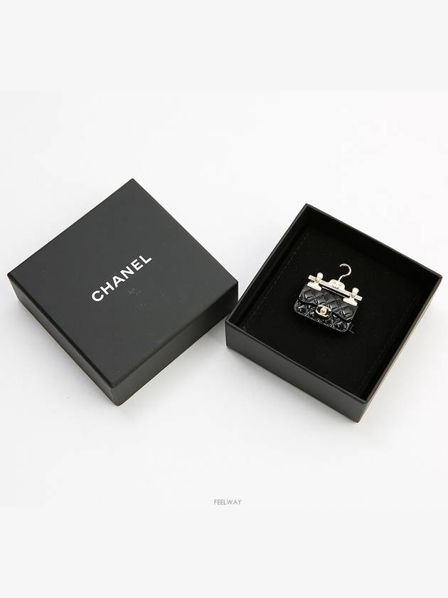 Classic flap bag brooch champagne gold 70546 Chanel