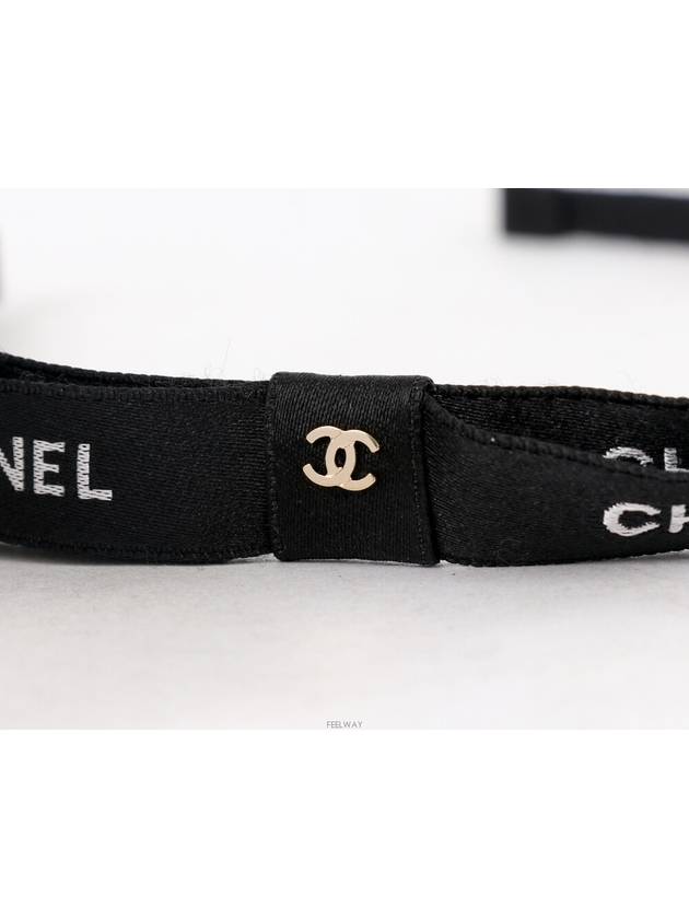 female guitar Chanel